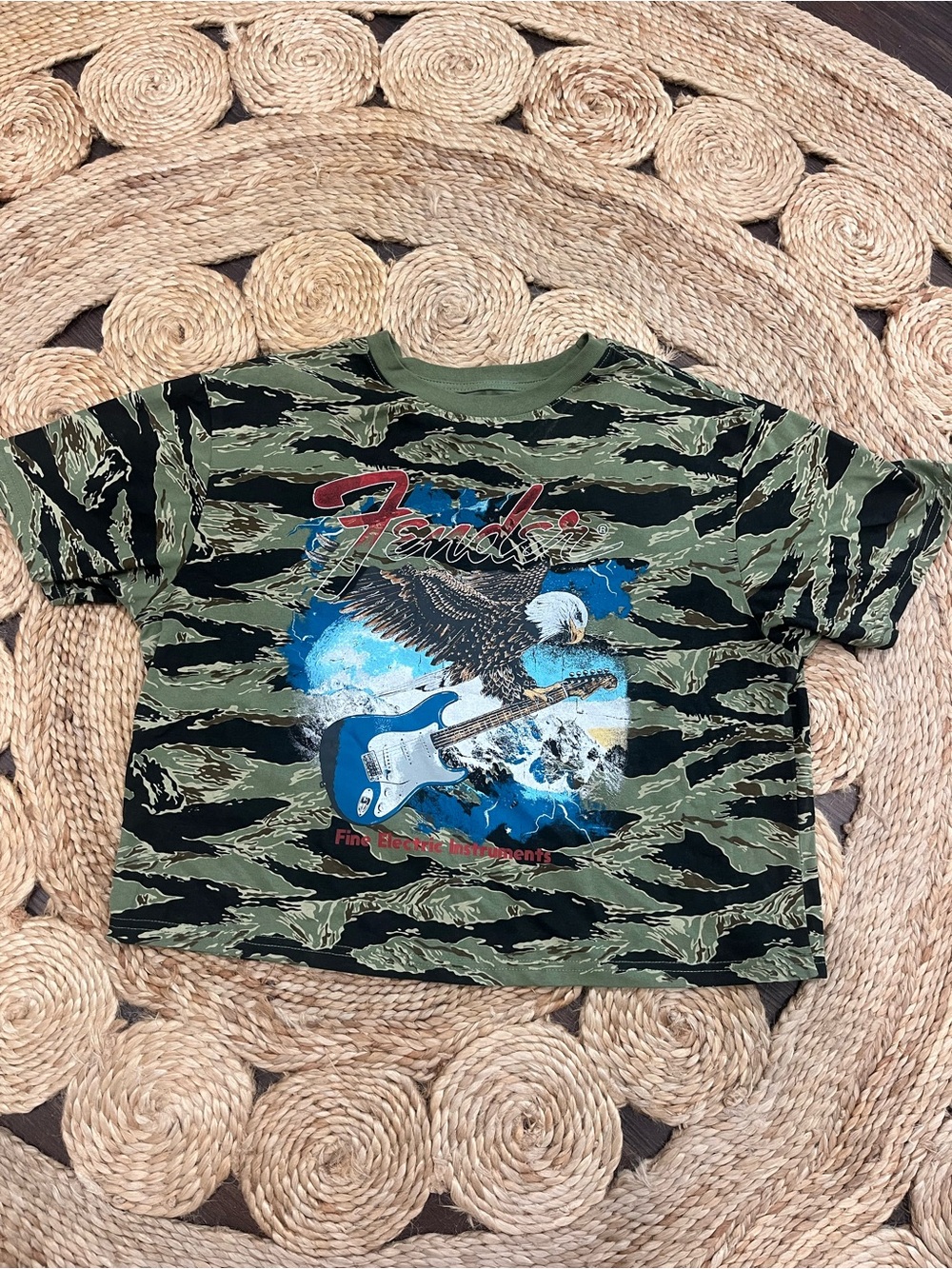 Fender Womens Tiger Stripe Camo Graphic Crop T-Shirt Large Eagle Guitar